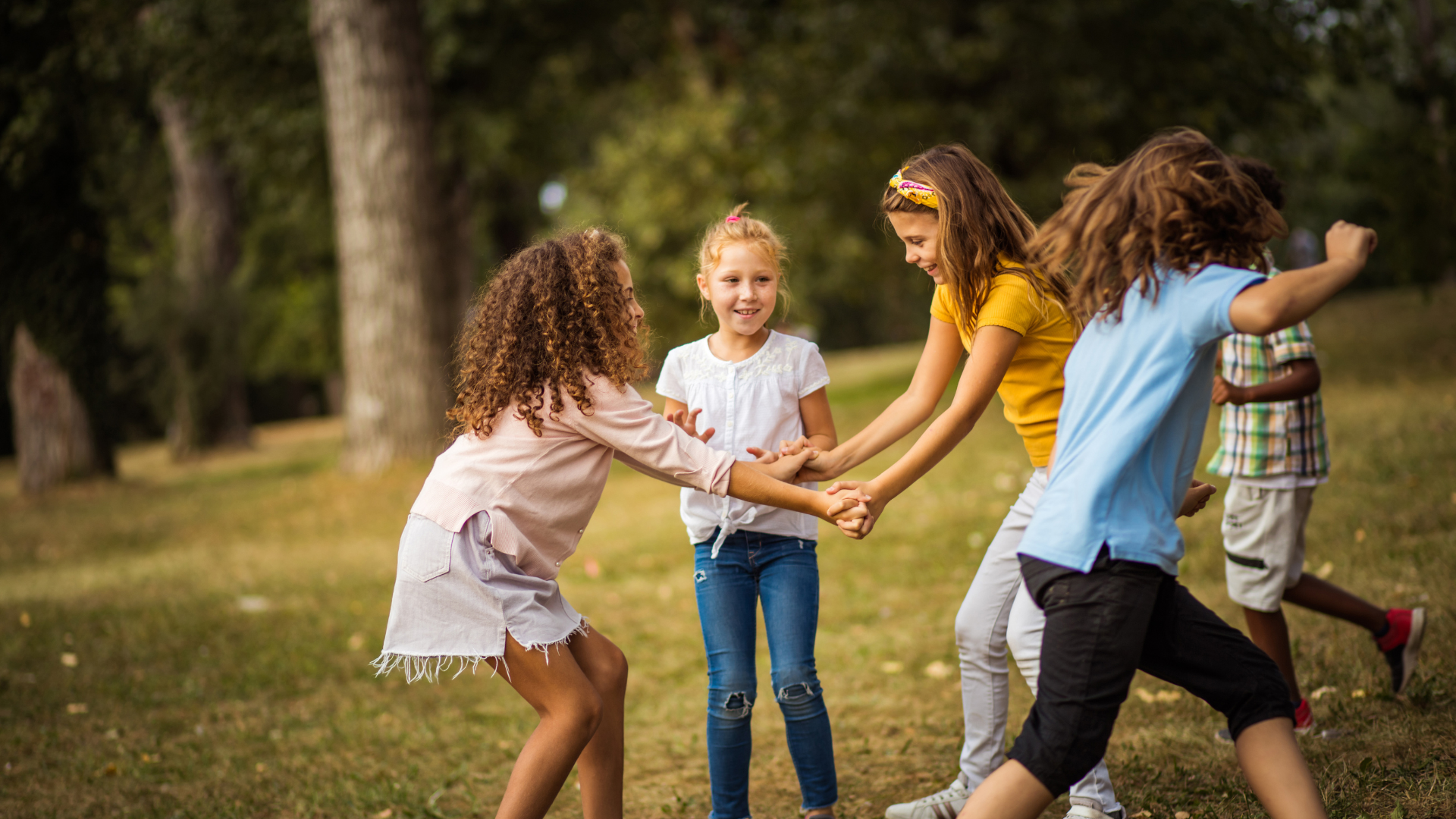 Niños jugando en un parque