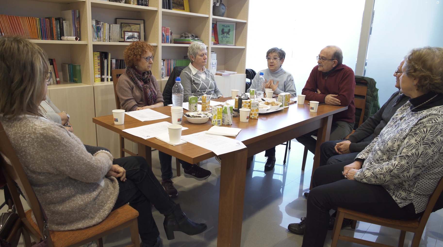 Personas participando en un grupo de ayuda mutua