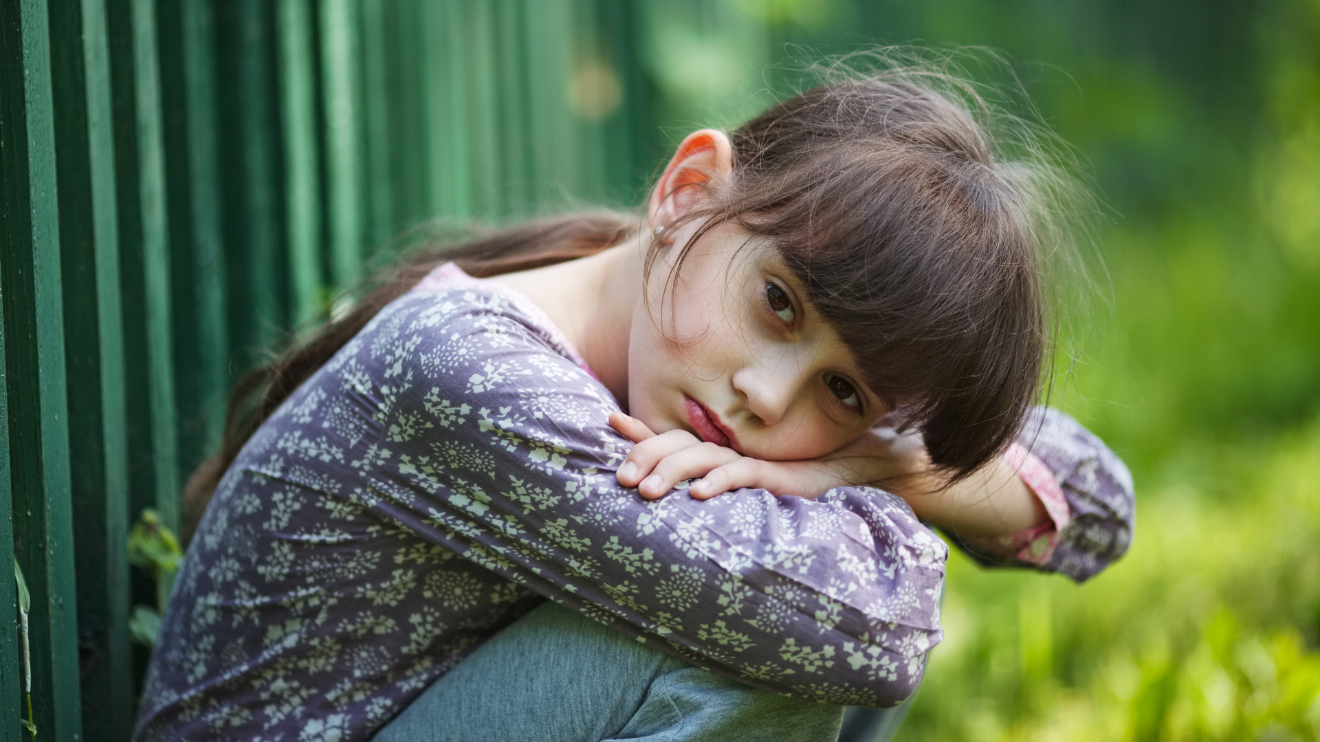 Niña en actitud melancólica