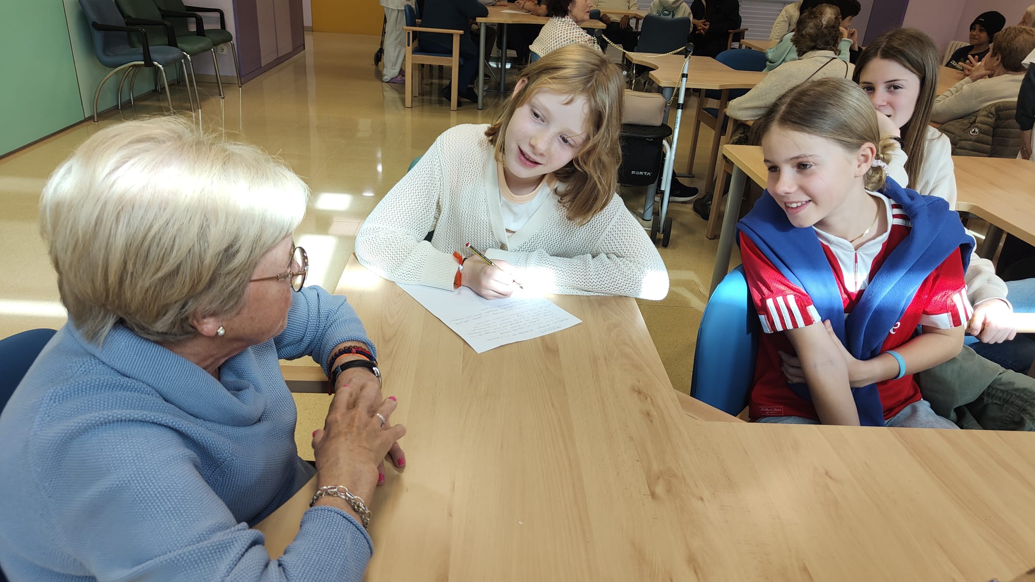 Persona gran i nens fent una activitat conjunta