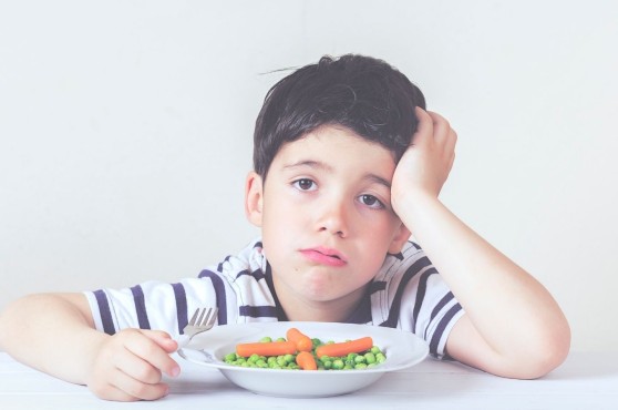 Niño rechazando la comida