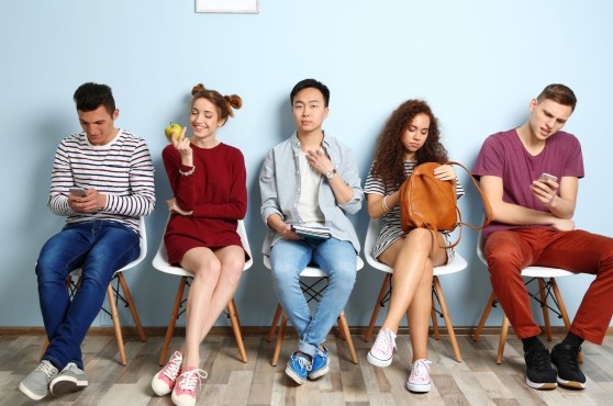 Grup de joves esperant per fer una entrevista de feina.