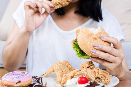 Mujer comiendo mucho