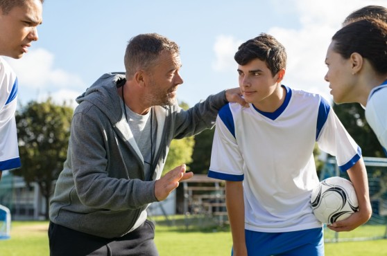 Entrenador amb un equip de futbol.
