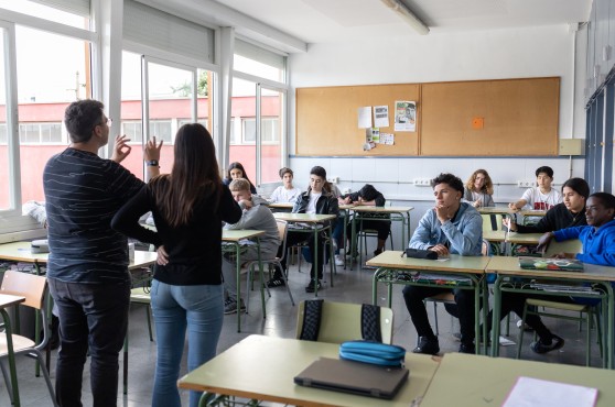 Alumnos y profesores en una aula de educación secundaria