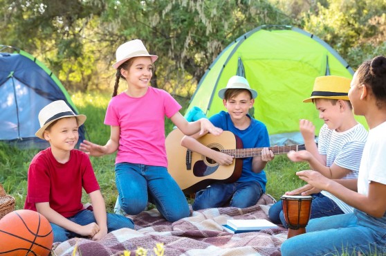 Niños y niñas en un campamento de verano.