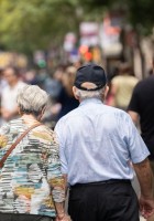 Dues persones grans passejant per la ciutat.