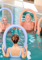 Personas haciendo ejercicio en una piscina