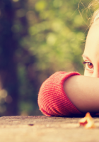 Niña con mirada pensativa