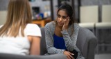 Una mujer escuchando las necesidades de una persona con problemas de salud mental.